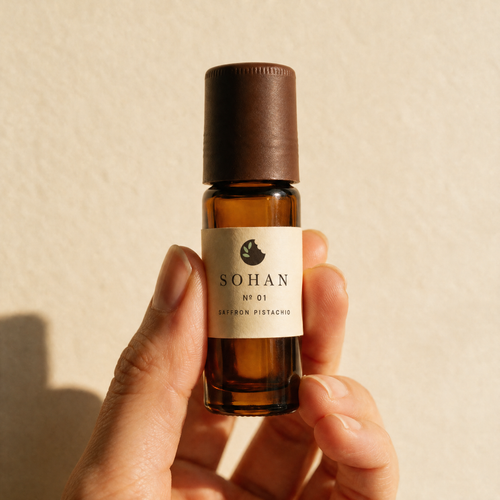 SOHAN № 01 held between two fingers, showing the 10 ml bottle is pocket-sized